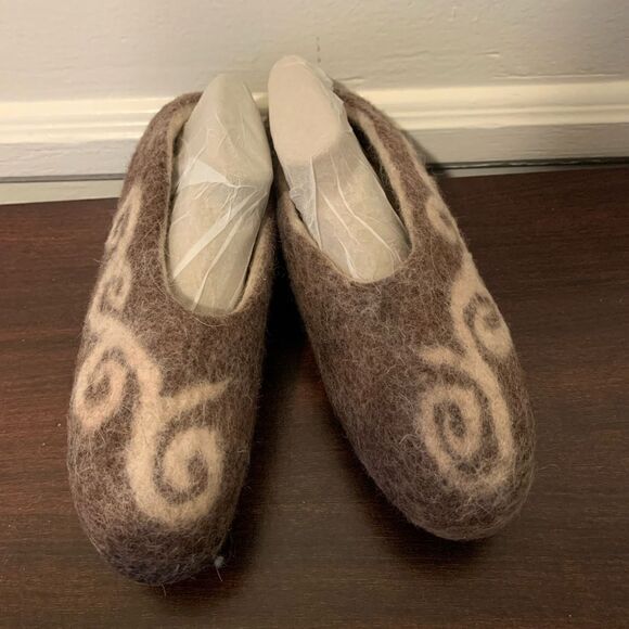 Handmade felt warm  slippers from merino wool size 6 new - Picture 1 of 5